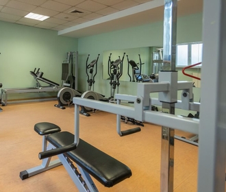sala z przyrządami do ćwiczeń