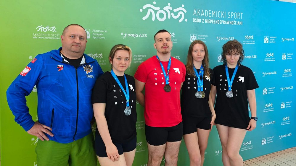 Zdjęcie: trener Sekcji sportowej osób z niepełnosprawnościami Piotr Jaworowicz z medalistą i medalistkami zawodów