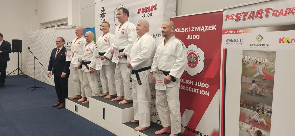 zawodnicy na podium