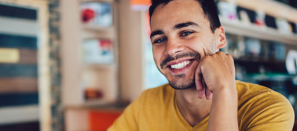 Uśmiechnięty młody mężczyzna