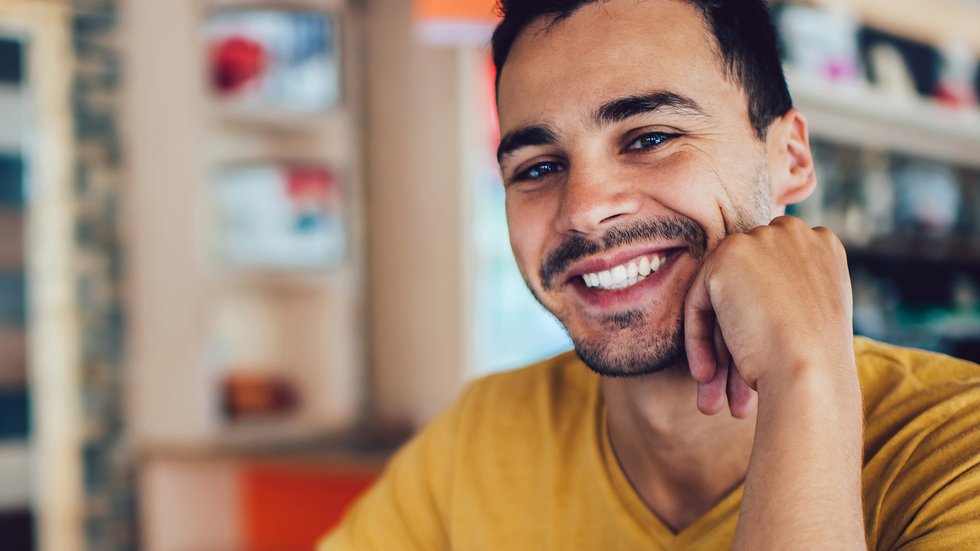 Uśmiechnięty młody mężczyzna