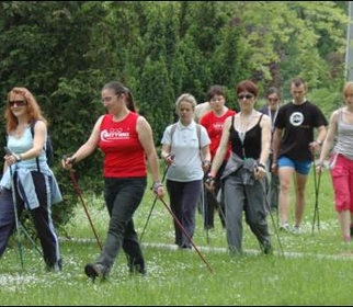 [Translate to English:] Grupa studentów trenująca nordic walking przed budynkiem CWFiS