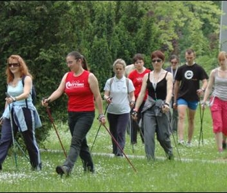 [Translate to English:] Grupa studentów trenująca nordic walking przed budynkiem CWFiS