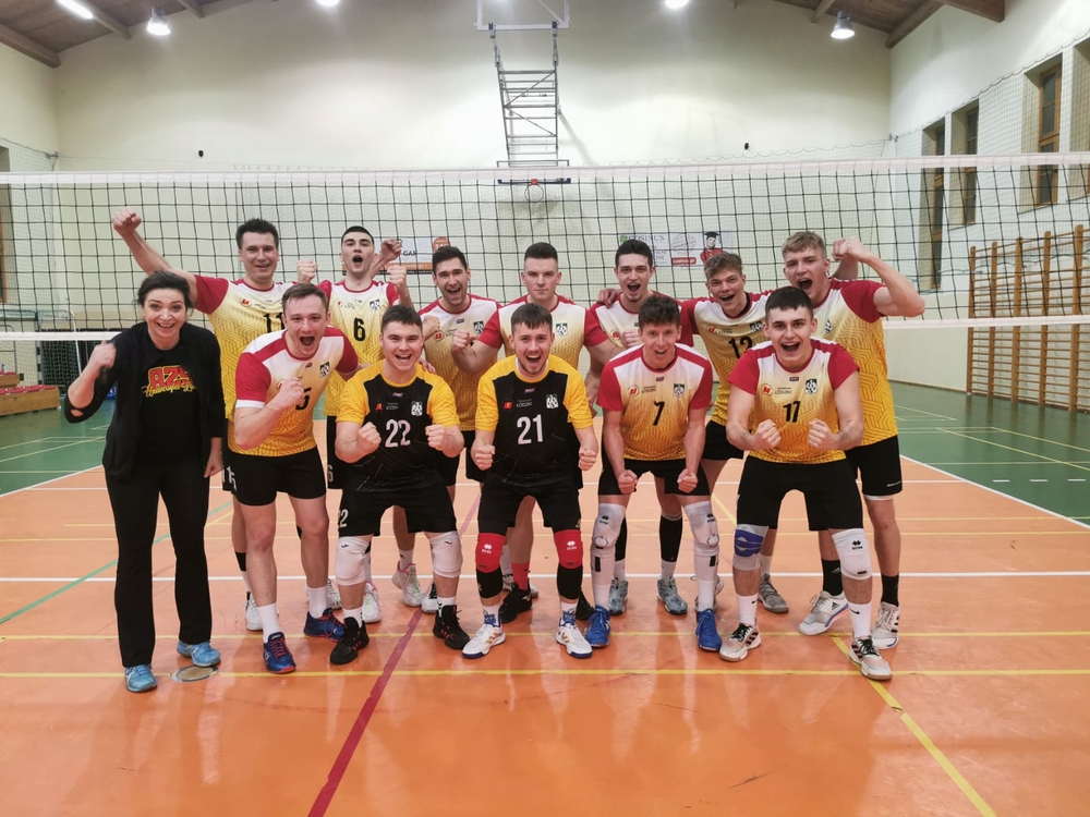 drużyna siatkarzy UŁ w sali sportowej