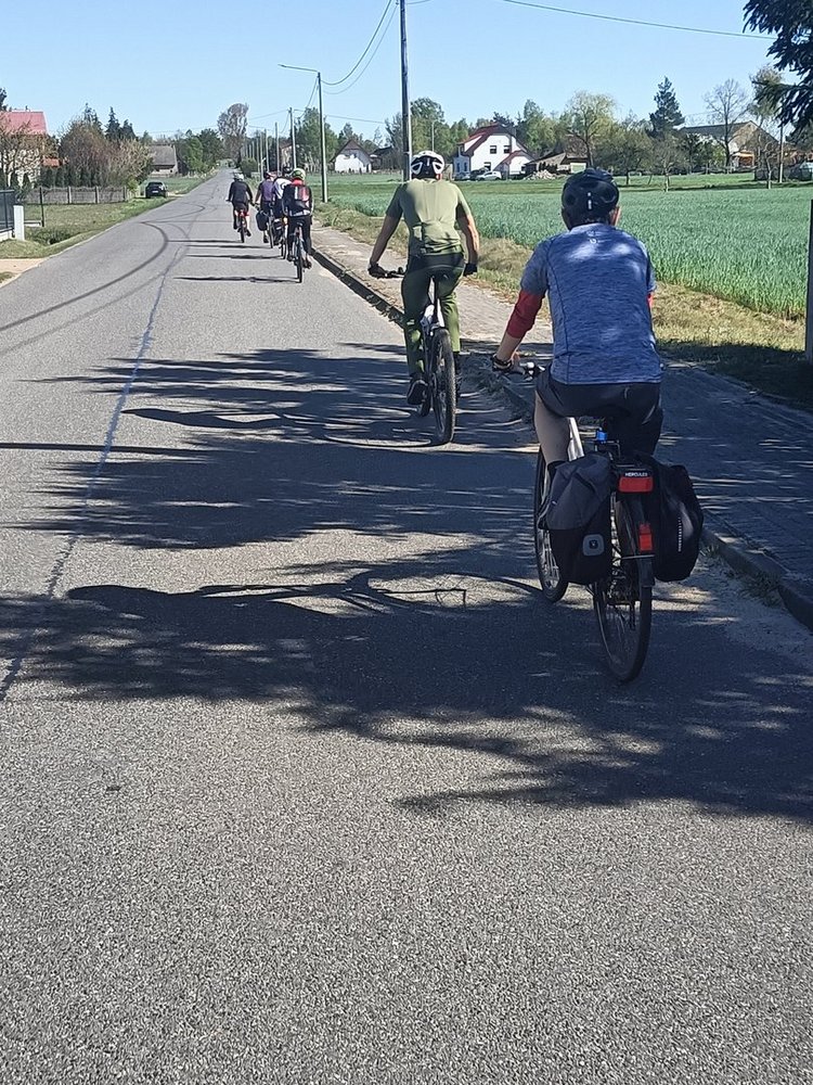 zdjęcie przedstawia uczestników wycieczki rowerowej na trasie