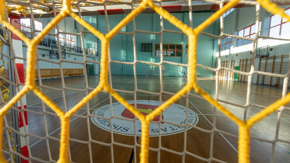 widok na halę sportową zza siatki