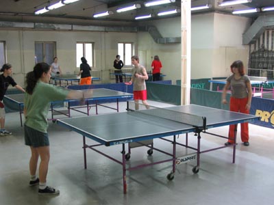Studenci grający w tenisa stołowego
